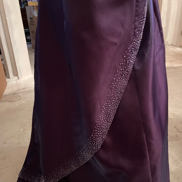 Beautiful satin gown with silver sequins. Lined. Prom weddings, galas, etc. - Picture 4 of 5